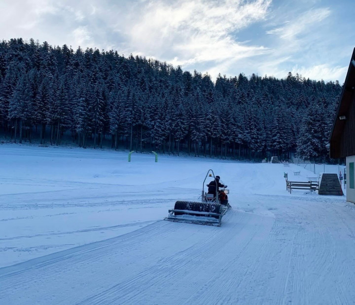 Rouleau de damage piste ski de fond tractable par motoneige ou quad