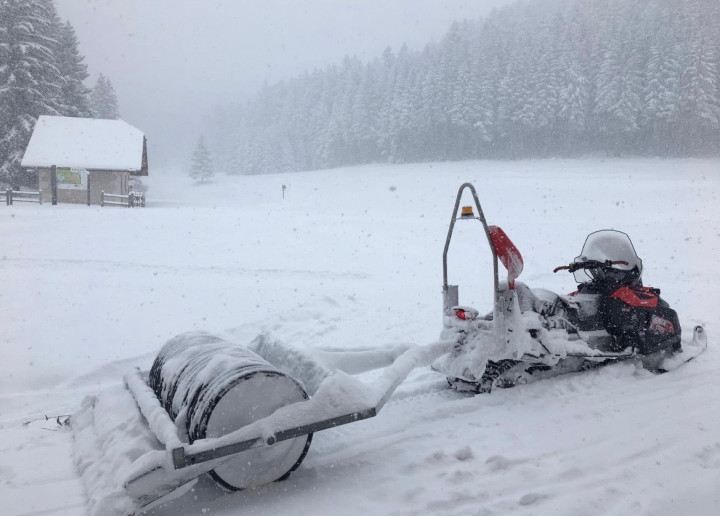 Rouleau de damage piste ski de fond tractable par motoneige ou quad