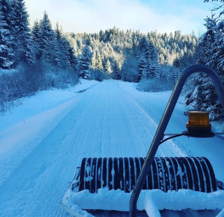 Rouleau de damage piste ski de fond tractable par motoneige ou quad