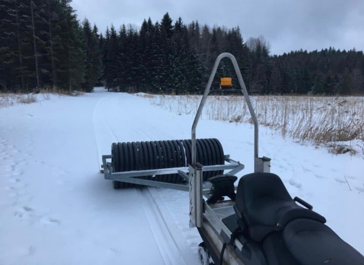 Rouleau de damage piste ski de fond tractable par motoneige ou quad