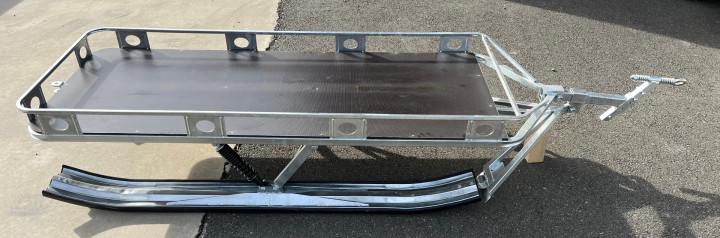 Remorque sur skis tractable par motoneige ou quad ATV