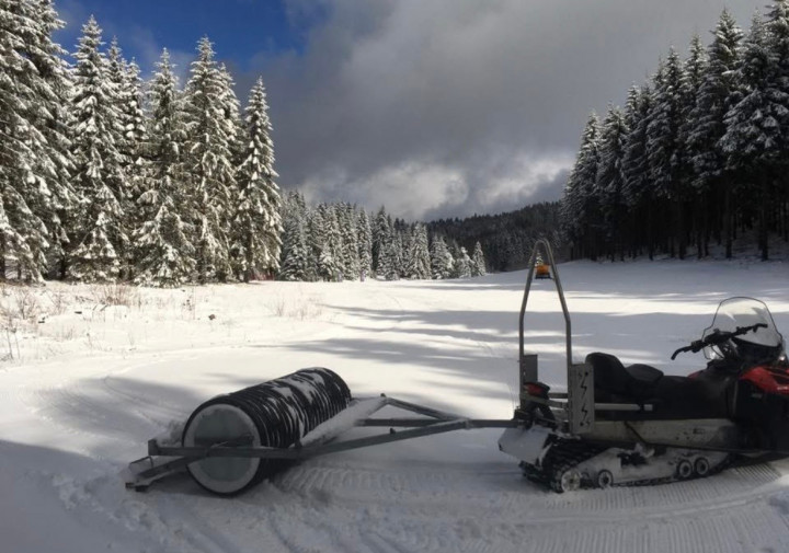 Rouleau de damage piste ski de fond tractable par motoneige ou quad