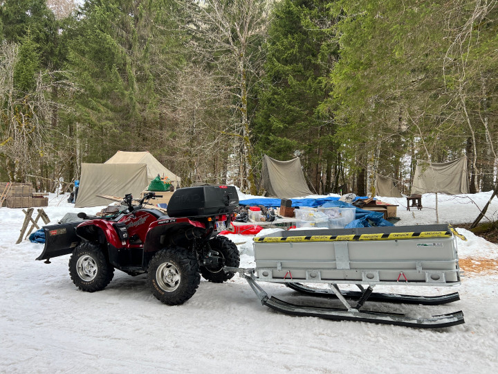 Remorque sur skis tractable par motoneige ou quad ATV