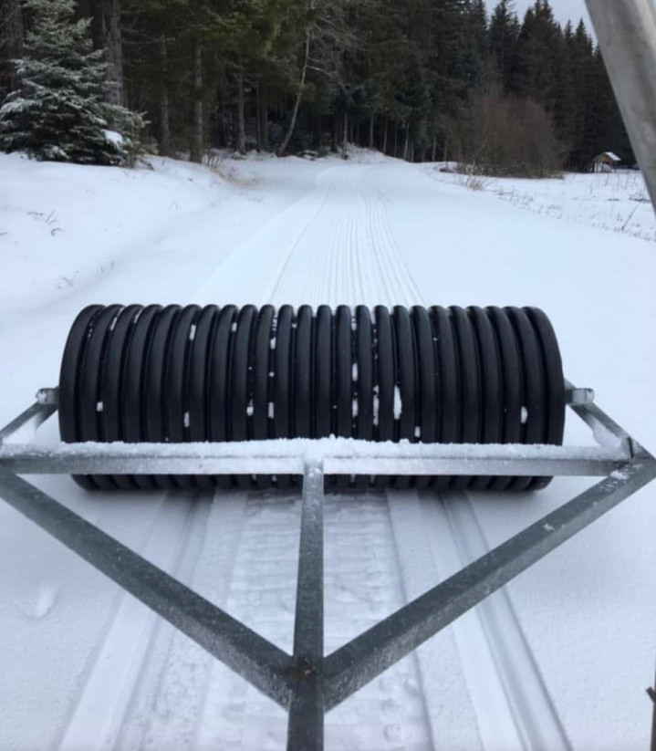 Rouleau de damage piste ski de fond tractable par motoneige ou quad
