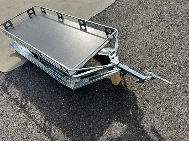 Remorque sur skis tractable par motoneige ou quad ATV