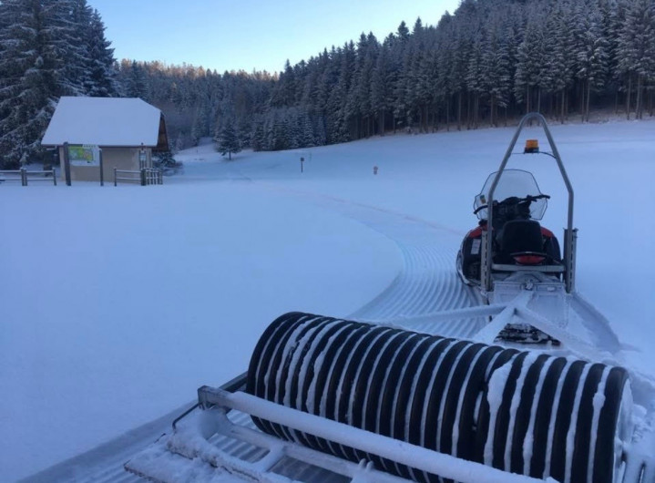 Rouleau de damage piste ski de fond tractable par motoneige ou quad